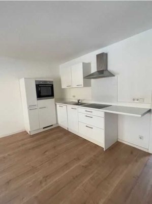 Liebevoll sanierte Altbauwohnung mit großer Wohnküche in renoviertem Altbau!