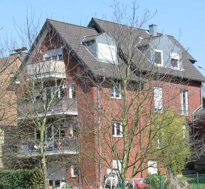 Schöne, gepflegte 3-Zimmer-Dachgeschosswohnung mit geh. Innenausstattung mit Balkon