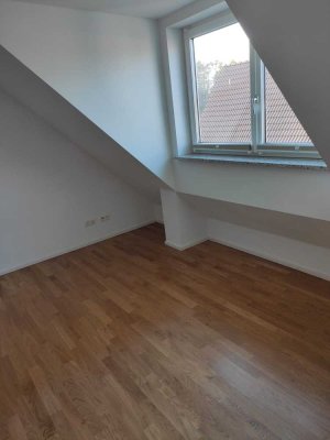 Stilvolle, gepflegte 2-Zimmer-DG-Wohnung mit gehobener Innenausstattung mit Balkon in München Aubing