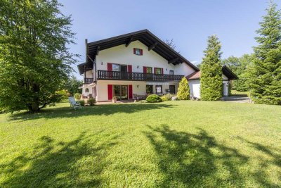 Ortsrandlage mit herrlichem Berg-/ Weitblick! Wertiges Landhaus mit ca. 1.900 m² Grund!