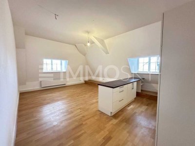 traumhafte Dachgeschosswohnung in modernem Schloss!