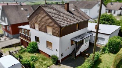 Vielseitig nutzbar! EFH mit 2 Wohneinheiten, Garten und 2 Garagen in guter Lage in Waldalgesheim!