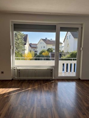 Erdgeschosswohnung in ruhiger Lage im Hüttfeld – 4-Zimmer-Wohnung mit Einbauküche und Balkon