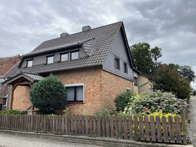 Viel Platz + Potential: Altbau mit Anbau (als EFH od. ZFH) mit 8 Zi., 4 Bädern, 2 EBK + 2 Garagen