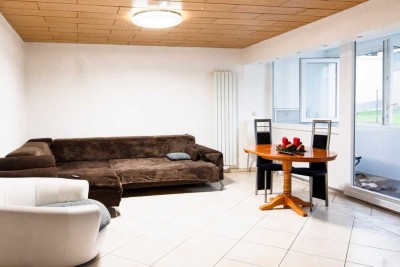 Wohnen mit Komfort: 4-Zimmer-Wohnung mit hauseigenem Hallenbad