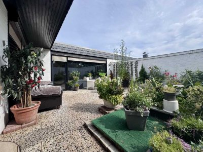 •  Barrierearmer L-Bungalow mit Kaminecke, Terrasse & Garage in ruhiger Lage von Kempen…