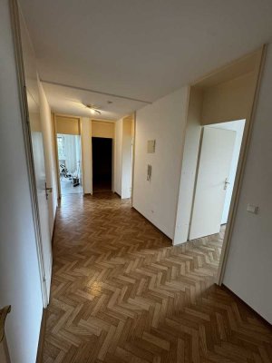 Stilvolle, modernisierte 3-Raum-EG-Wohnung mit Balkon und EBK in Lampertheim