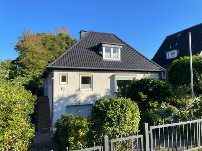 Einfamilienhaus auf großem Grundstück in ruhiger Seitenstraße