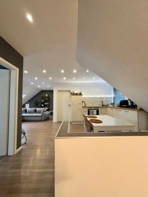 Vollständig renovierte 2-Raum-DG-Wohnung mit Einbauküche in Mönchengladbach