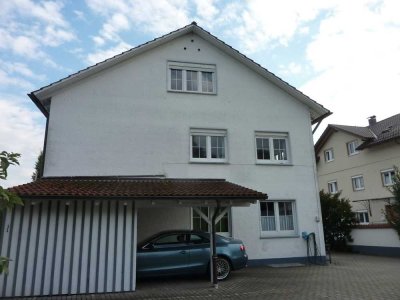 Ab 01.08.2025: Kleine 1-Zi.-DG-Whg. mit Kochzeile, Tageslichtduschbad und Kfz-Stellplatz