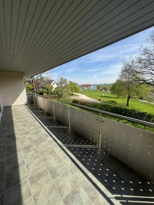 Schöner Wohnen: Sonnige 3,5-Zimmer-EG-Wohnung mit Balkon und Einbauküche in Ballmertshofen