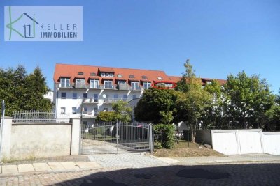 Zentral gelegene kleine 2-Raum-Dachgeschosswohnung mit Süd-Balkon und Singleküche/Miniküche