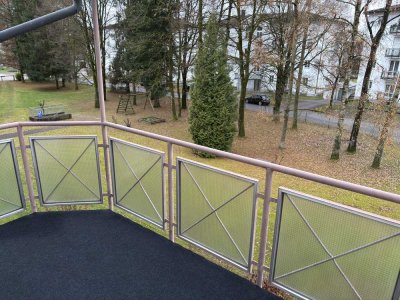 Renovierte und helle 1-Zimmer Wohnung mit überdachtem Südbalkon in Traunreut