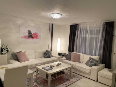 Stilvolle, neuwertige voll möblierte 2-Zimmer-Wohnung mit 2 Balkonen und Einbauküche in Sarstedt