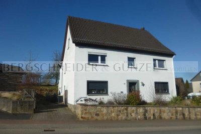 Einfamilienhaus mit großem Grundstück und zwei Garagen in Schieder-Schwalenberg!
