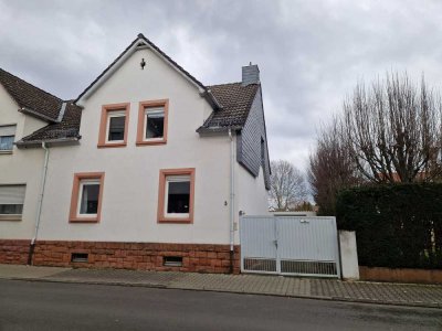 Ruhige Lage: Doppelhaushälfte mit eingewachsenem Garten und Nebengebäude in Dieburg