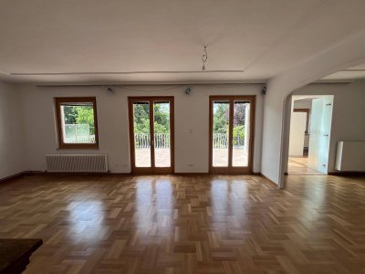 Exklusive, renovierte Wohnung mit Terrasse, Garten und Garage im Villenviertel am Schafberg.