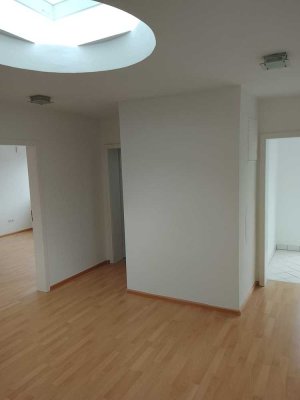 sehr helle 3 ZKB Penthouse Wohnung, 2 Balkone, Keller, Weststadt nähe städt. Krankenhaus