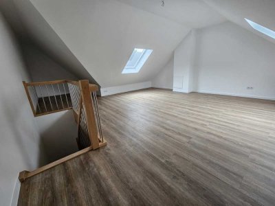 Renovierte, dreistöckige Maisonettewohnung mit Balkon