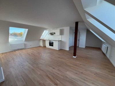 Lichtdurchflutete Wohnung im Dachgeschoss – Erstbezug mit Stil