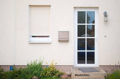 Einfamilienhaus mit Nebengebäude und Wintergarten
