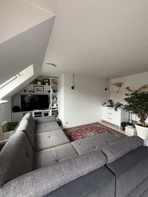 Helle Dachgeschoss Maisonette Wohnung / 2,5 Zimmer inkl. TG Stellplatz