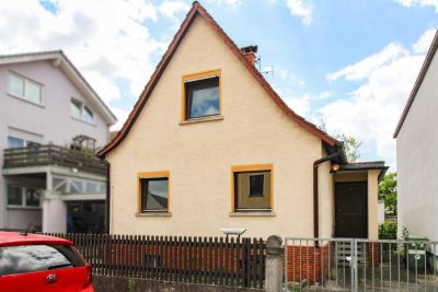 Modernisierungsbedarf, aber viel Potenzial: Einfamilienhaus mit Garten und Garage in Lorsch