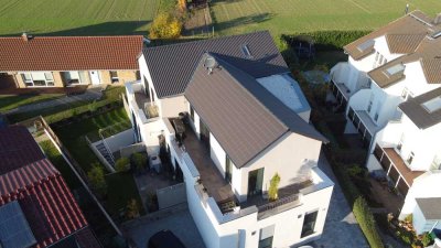 Exklusive, neuwertige 2-Zimmer-Souterrain-Wohnung mit geh. Innenausstattung, Lichthof und Garten
