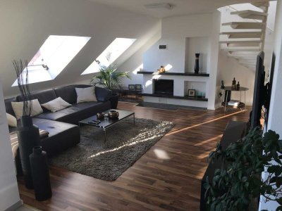 Großzügige, lichtdurchflutete 3,5-Zimmer-Maisonette-Wohnung m. Kamin inkl.2 TG-Stellplätzen - privat