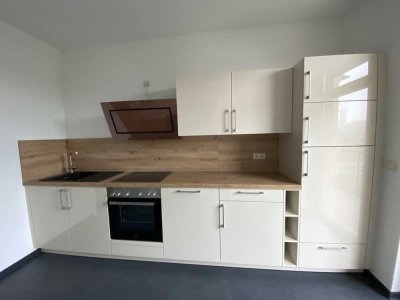 **ALLES NEU** 1-Raum-Wohnung im Erdgeschoss mit Balkon. Erstbezug nach Sanierung.