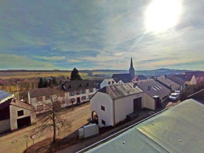 Neuer Preis - Schöne Dachgeschosswohnung mit Garten, Terrasse & Balkon.