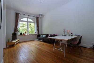 Wunderschön sanierte 4-Zimmer-Altbauwohnung in zentraler Lage am Winterhuder Marktplatz.