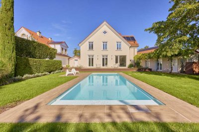 Exklusive Villa mit Pool und Panoramablick in bester Lage von Minfeld