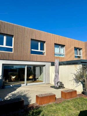 Wohlfühloase in bester Lage von Weißenhorn. Reihenmittelhaus (KfW55) mit PV-Anlage