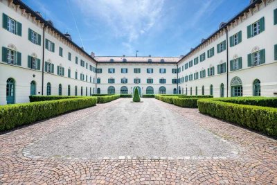 Elegante Wohnung im Schloss Possenhofen mit privatem Seezugang.