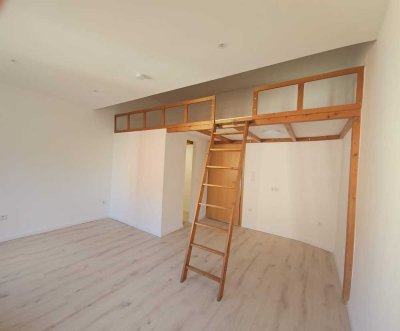 Stylisches 1. Zimmer-Apartment mit Schlafgalerie, begehbarem Kleiderschrank und Balkon in Uninähe