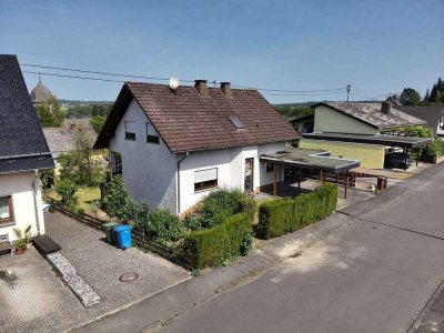 solides Einfamilienhaus mit Carport und Garage in ruhiger Lage