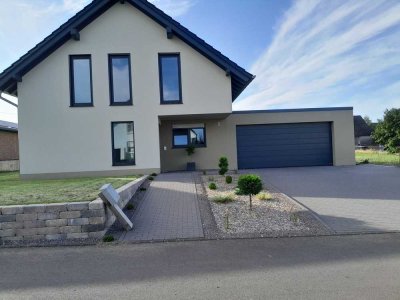 Neuwertiges Einfamilienhaus - Baujahr 2022 - Doppelgarage