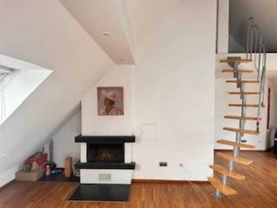 4 Zimmer Wohnung mit Balkon