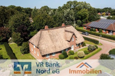 Repräsentatives Friesenhaus/Einfamilienhaus unter Reet mit Garage in attraktiver dörflicher Lage