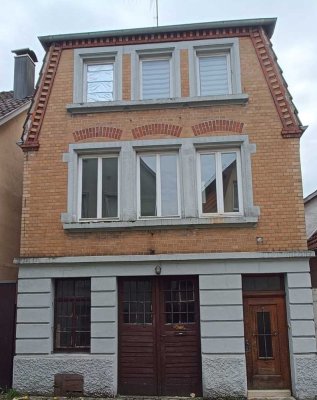 Schönes Stadthaus mit Ziegelfassade und Mansarddach in Schwäbisch Gmünd