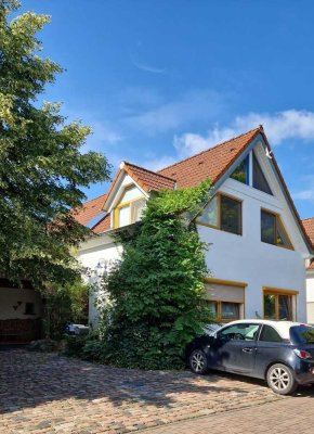 Zweifamilienhaus in traumhafter, ruhiger Lage - Stilvoll wohnen mit vielen Möglichkeiten !