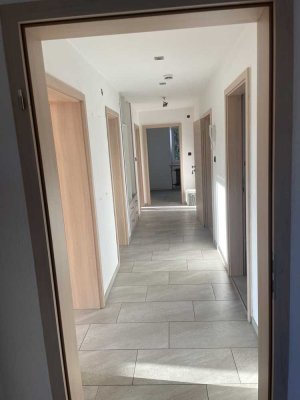 Moderne 4-Zimmer-Wohnung  90 m² Balkon & Garage