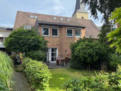 angebautes EFH mit Terrasse und Rasenfläche in zentraler Ortslage.