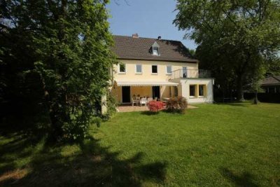 Köln-Weiden, freistehendes Einfamilienhaus mit Terrasse und großem Garten + Garage