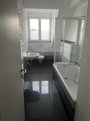 Freundliche und sanierte 2-Raum-DG-Wohnung in Augsburg
