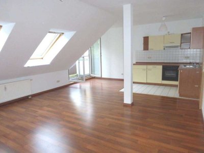 Schöne 2-Zimmer-Dachgeschoss-Wohnung mit Einbauküche, Balkon und Pkw-Stellplatz in Neuruppin