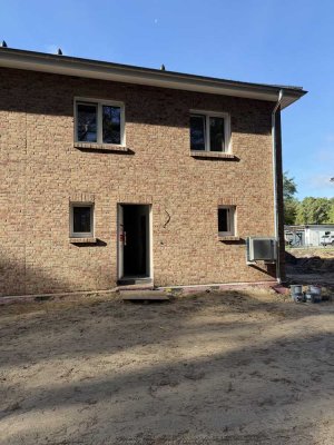 Neu gebaute Doppelhaushälfte mit Garten