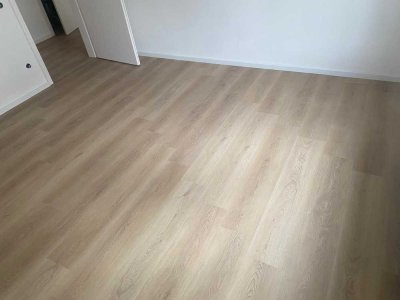 Modern wohnen über den Dächern von Solingen: Sanierte 2-Zimmer-Wohnung mit Dachterrasse & Loggia