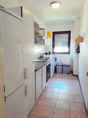 * Knapp 60m² im 1.Stock, Balkon, Stellplatz & Einbauküche in ruhiger Lage, nahe Parkanlage*